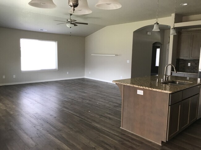 Foto del edificio - Beautiful Three Bedroom In Kennewick