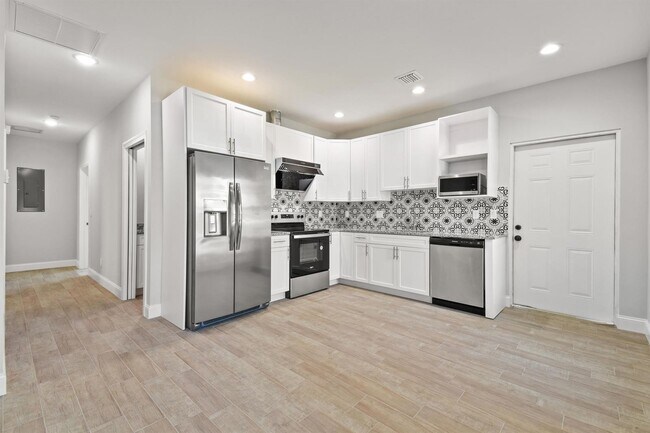 Building Photo - 910 4th St