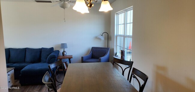 Foto del edificio - 230 Hickory Shores Dr