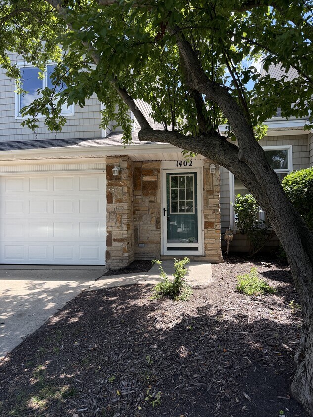 Foto del edificio - 811 Burr Oaks Dr