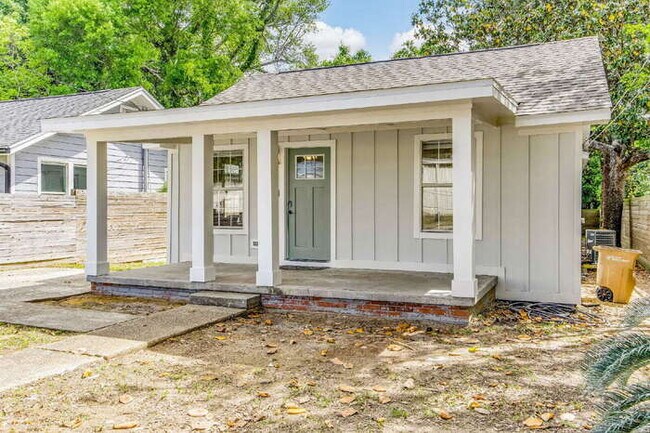 Building Photo - Charming 3-Bedroom, 2-Bath Home Near Downtown Pensacola
