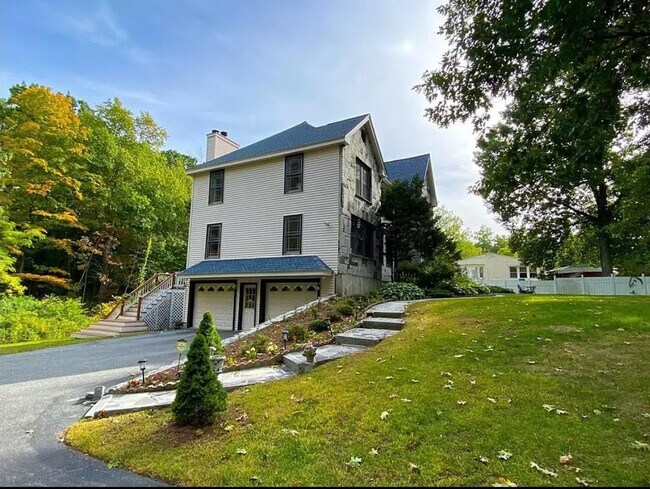 Building Photo - 340 River Rd