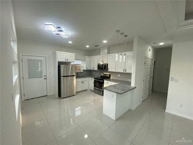 Building Photo - 1708 Angelina Dr
