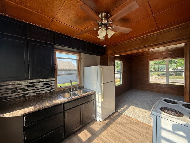 Foto del edificio - Two Bedroom, One Bathroom Home! Located Cl...