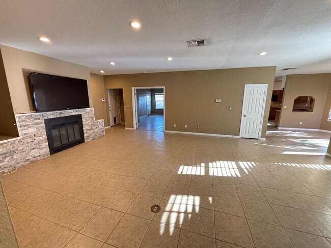 Foto del edificio - Stunning 3Bed/2Bath/2Car 1st Floor Condo with Private Yard, and Luxurious Amenities!