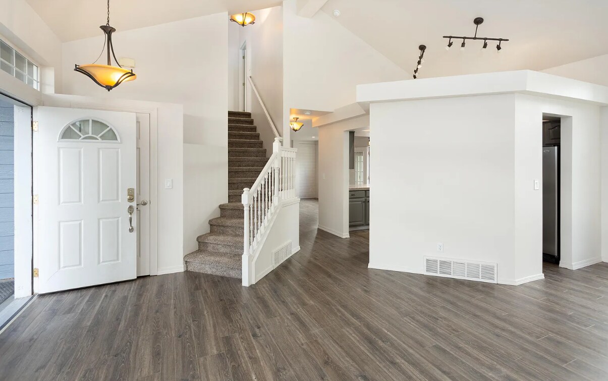 Foto del edificio - 1621 N Harmony Ln