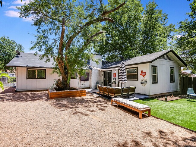 Foto del edificio - 7022 Crosswood Dr