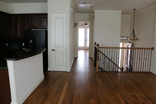 Building Photo - 6353 Richmond Ave