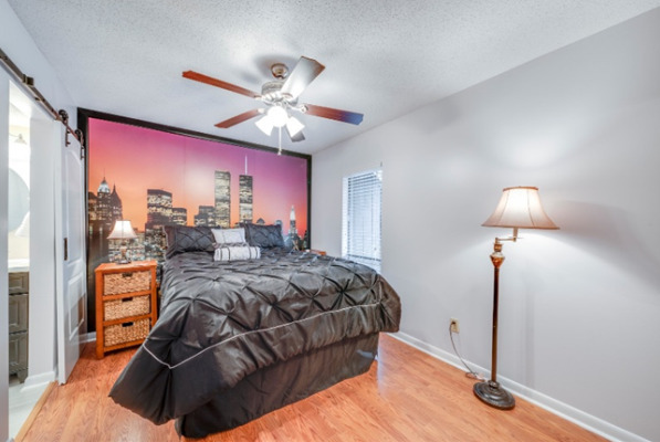 Clean spacious master bedroom - 10 Pine Tree Rd