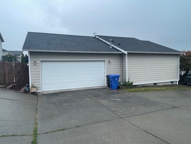 Building Photo - Cozy and Comfortable 3 Bedroom Home, Close...