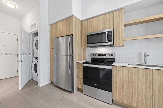 Building Photo - 555 NE 8th St