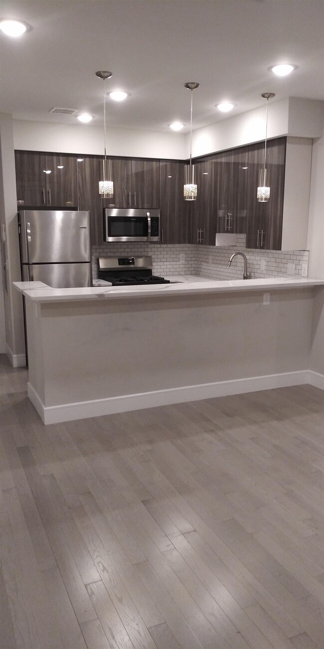 Building Photo - 801 Summit Ave