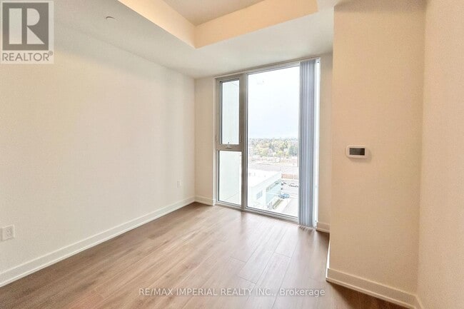 Photo du bâtiment - 5858 Yonge St