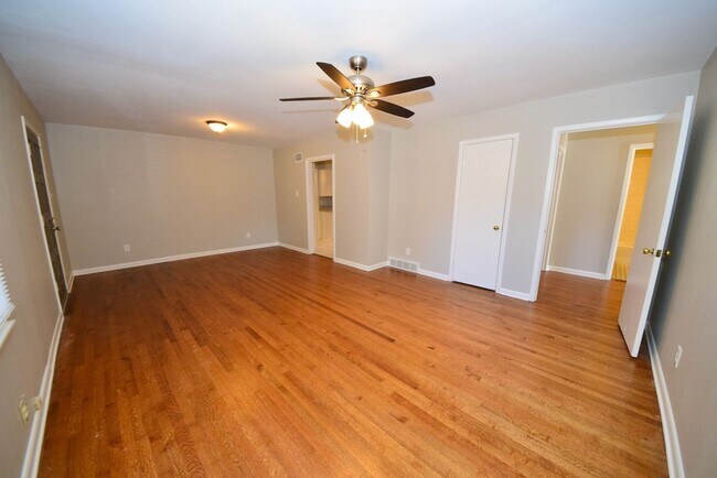 Building Photo - BEAUTIFULLY UPDATED 4 bed, 2 bath home in ...