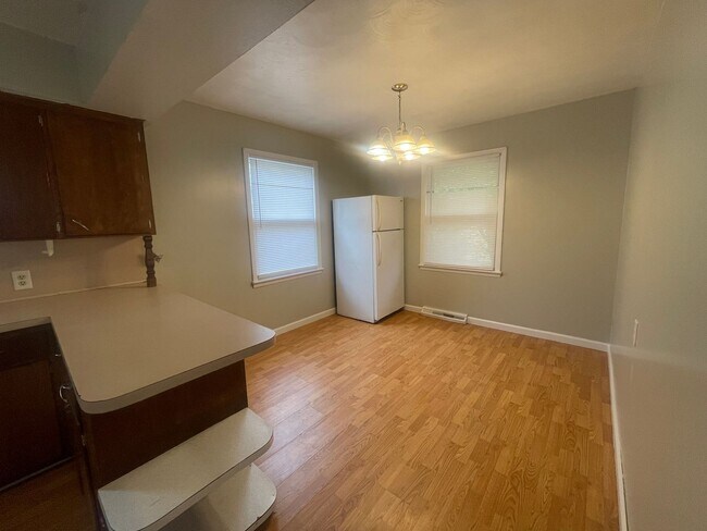Building Photo - Spacious 4 bedroom home with a detached 2 car garage available now!