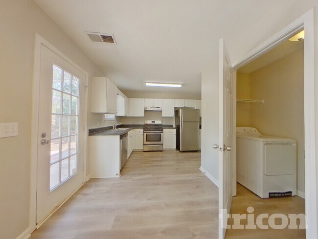 Foto del edificio - 6030 Savannah Dr