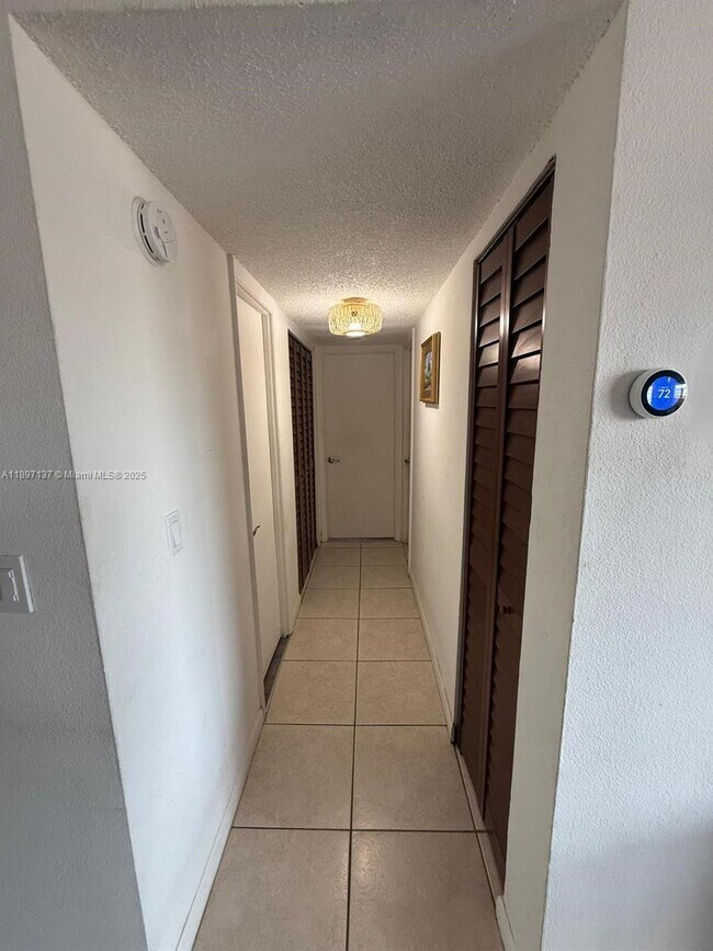 Building Photo - 9350 Fontainebleau Blvd