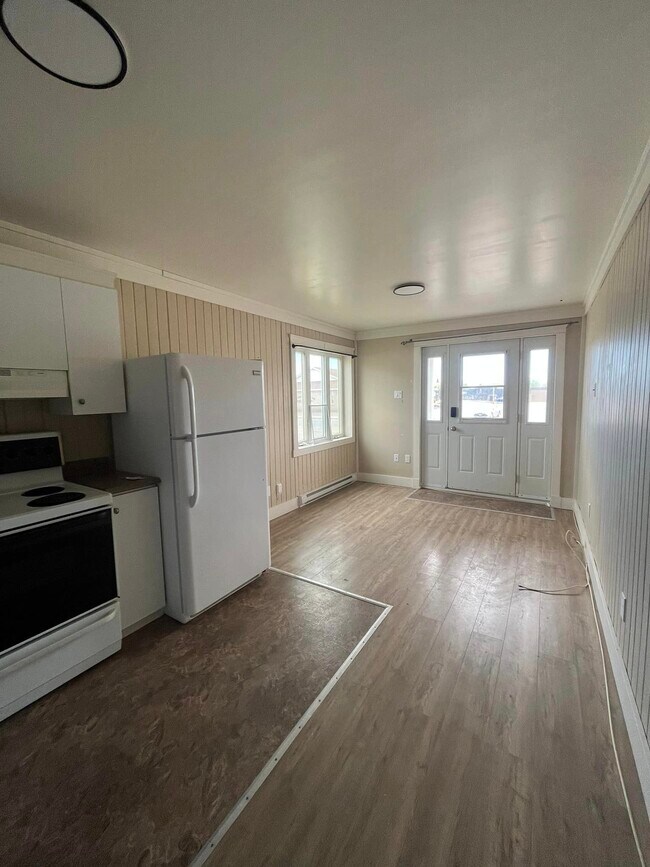 Building Photo - 894 Rue Principale
