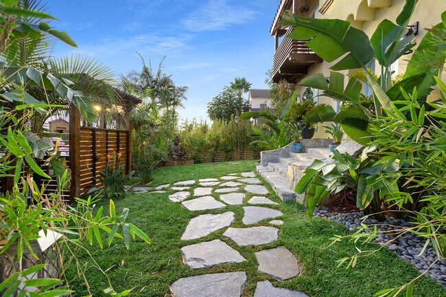 Front Courtyard - 4537 St Elmo Dr