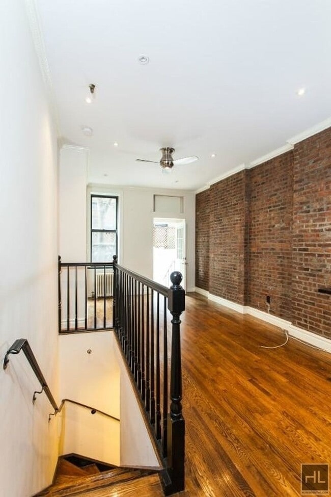 Building Photo - MOTT ST.