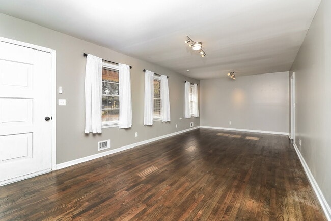 Foto del edificio - 24 Chestnut Dr