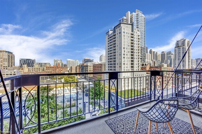 Building Photo - 2 br, 1 bath Condo - 360 W Illinois St