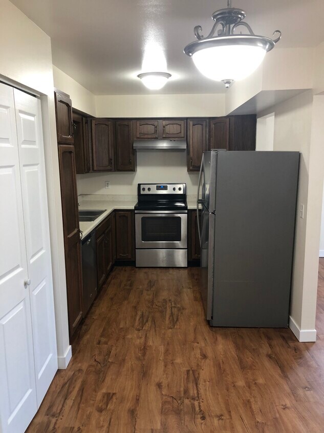 Kitchen - 605 Schuring Rd