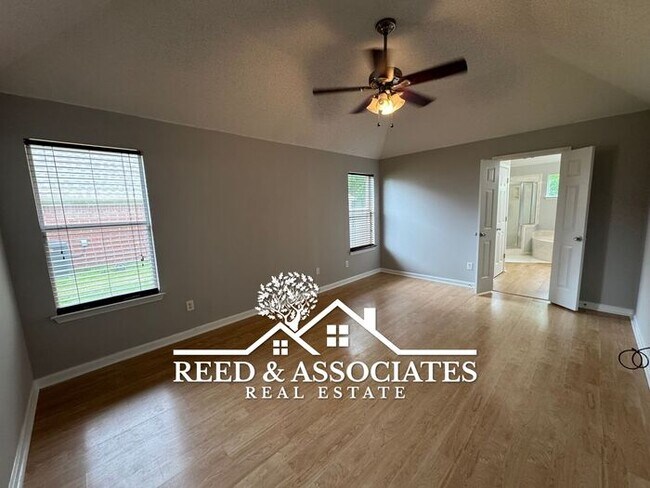 Building Photo - 3 Bedroom in Oakland!