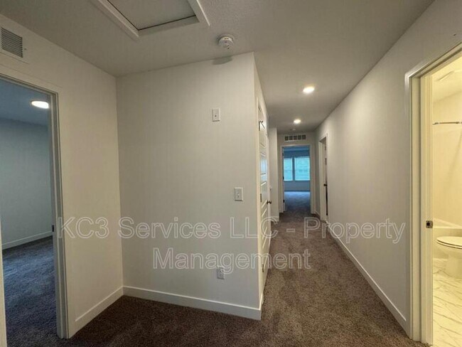 Building Photo - 3722 SW Knoxville Ct