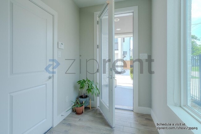 Building Photo - 2510 Tuam St