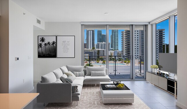 Nuestras elegantes y modernas viviendas se combinan con acabados cálidos y acogedores para crear su nuevo hogar perfecto. - The Watermarc at Biscayne Bay
