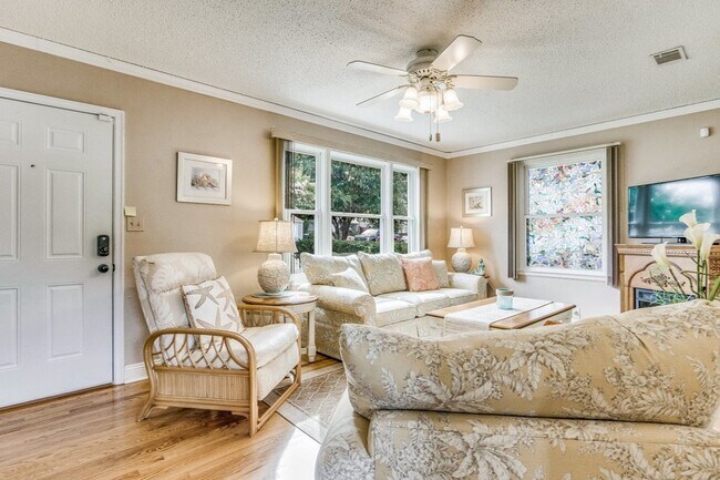Building Photo - Adorable Navy Point Cottage!