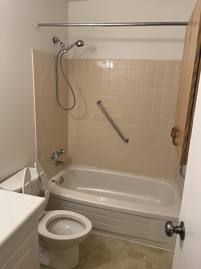 Photo du bâtiment - 1 bedroom - Utilities Included -152 Thorold