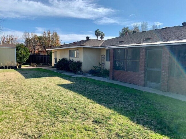 Building Photo - 3026 E Ellery Ave