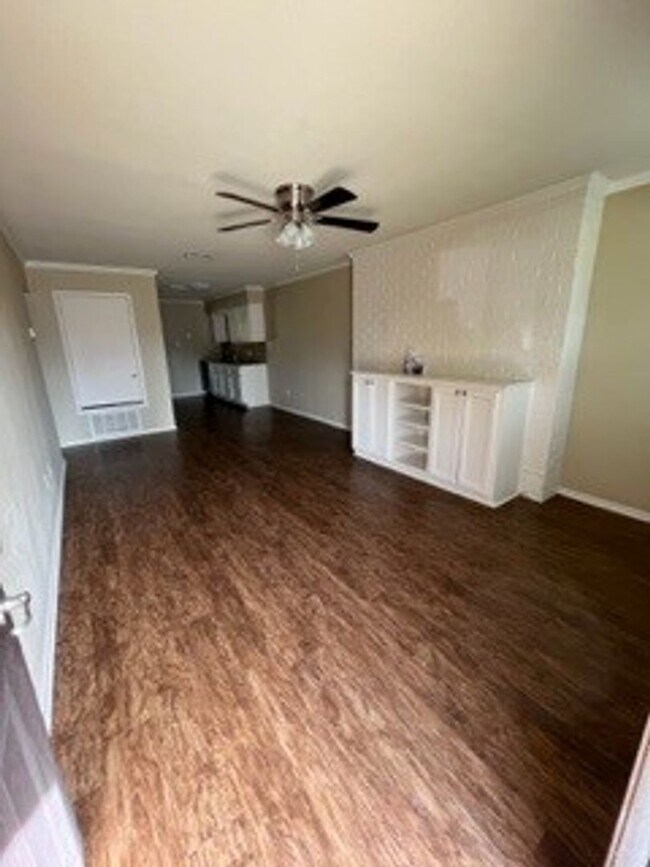 Foto del edificio - 8414 Cambridge Rd. #C03