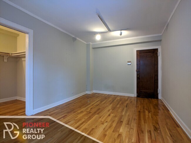 Foto del edificio - 737 W Belmont Ave