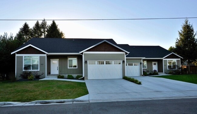 Building Photo - 3 bed 2.5 bath rancher with gas fireplace