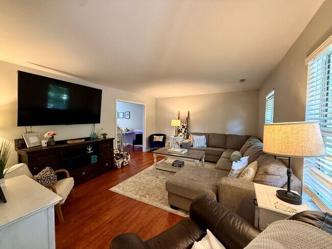 Foto del edificio - 4-bedroom, 2.5-bath home on a cul-de-sac street!