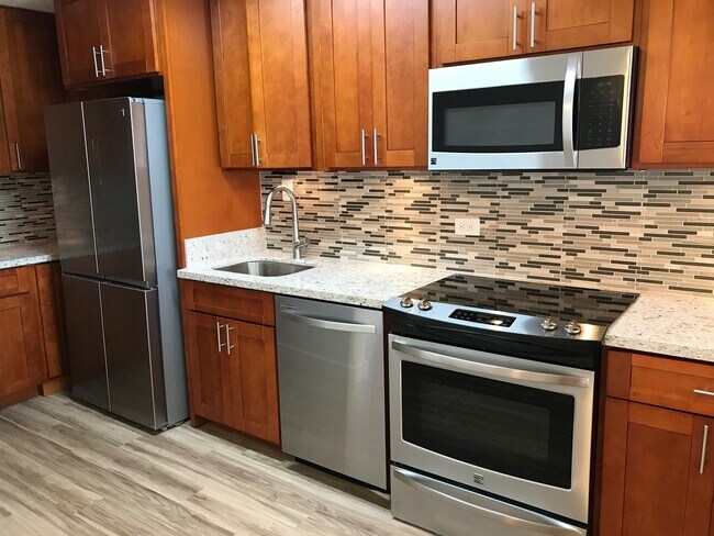 Foto del edificio - Waikiki! Marina Towers-Large, 2 Bdrm., 1.5 bath, cov'd pkg./washer/dryer in apt.