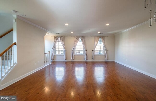 Building Photo - 212 Commodore Court