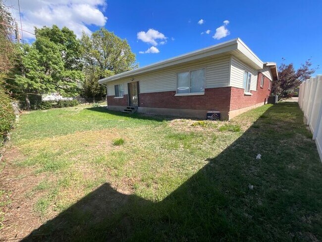 Building Photo - 3 bdrm 2 bath Home 2 car Garage small dog ...