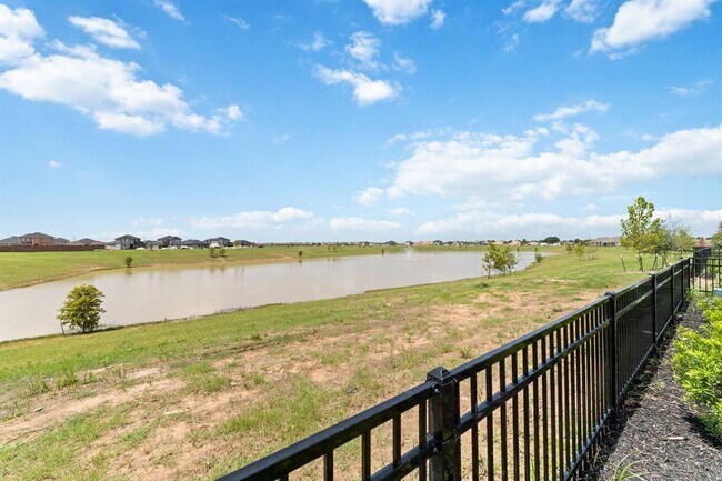 Building Photo - 27619 Village Cir Dr