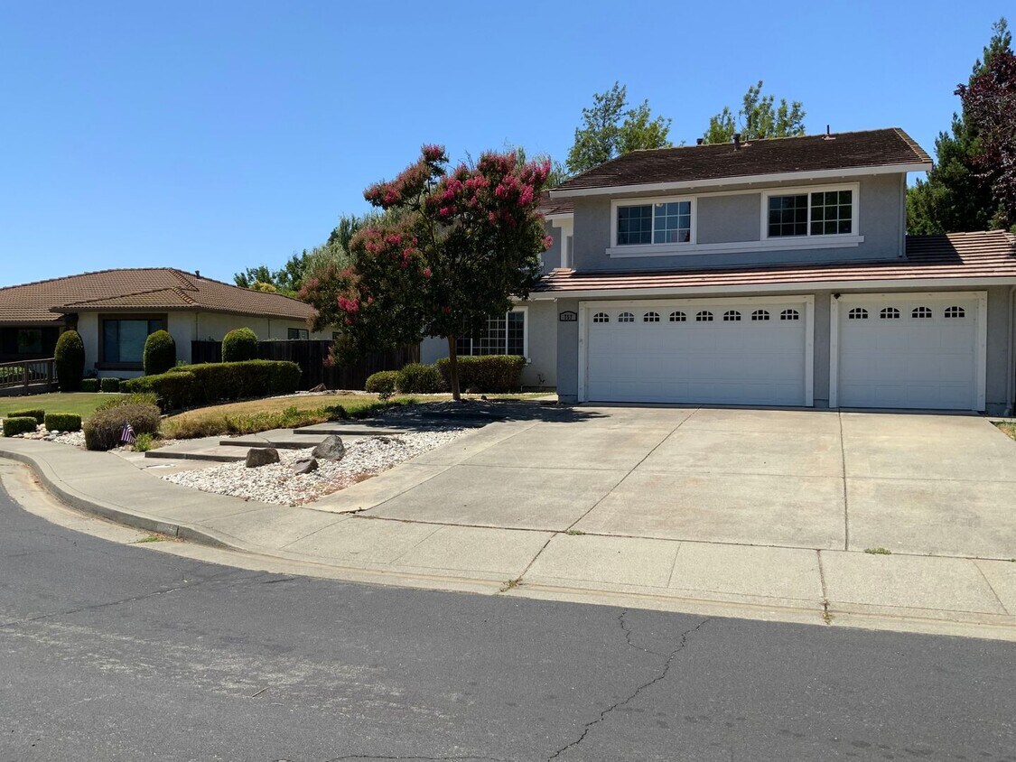 Primary Photo - Gorgeous 4 bedroom Home in Fairfield..... ...