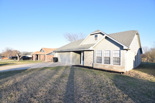 Foto del edificio - 3320 Tallwood Dr