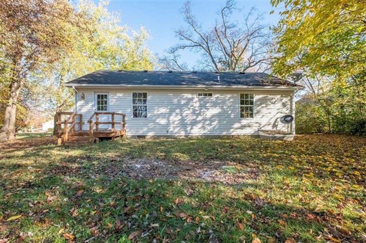 Primary Photo - Beautiful 3 Bedroom, 1 1/2 Bath Home on La...