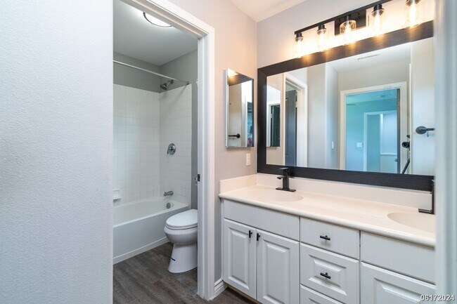 Foto del edificio - $3700.00 | 3bd/2.5ba Townhome in Fairway's...