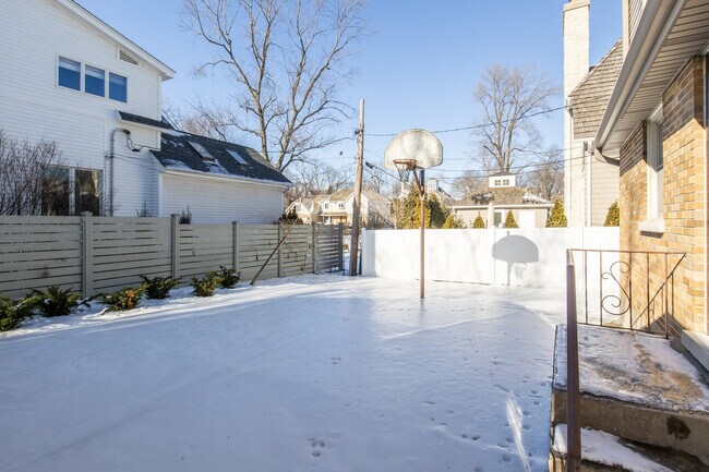 Building Photo - 206 N Clay St