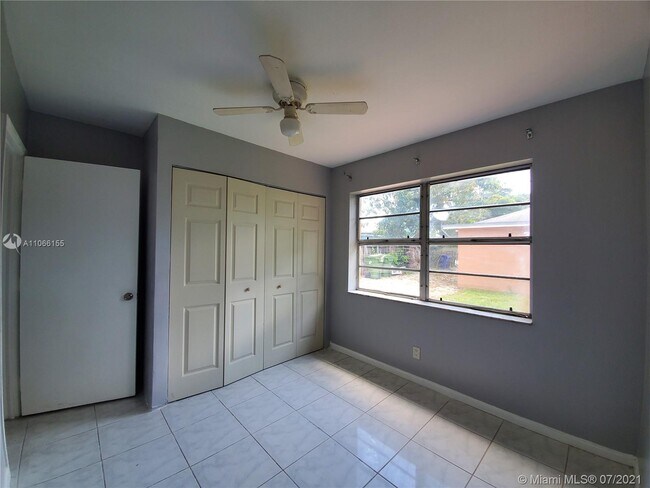 Building Photo - 1437 N Andrews Ave