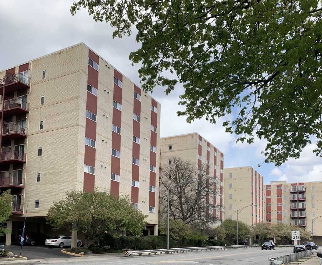 Foto principal - 1021 Des Plaines Ave