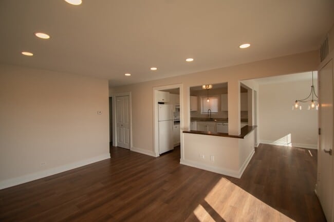 Building Photo - 14949 Lake View Dr